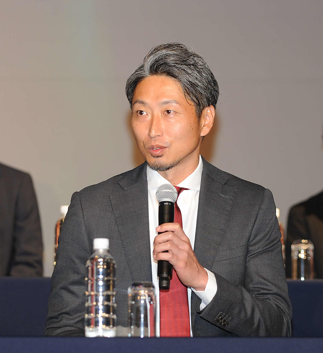 記者の質問に答える三遠の大野監督