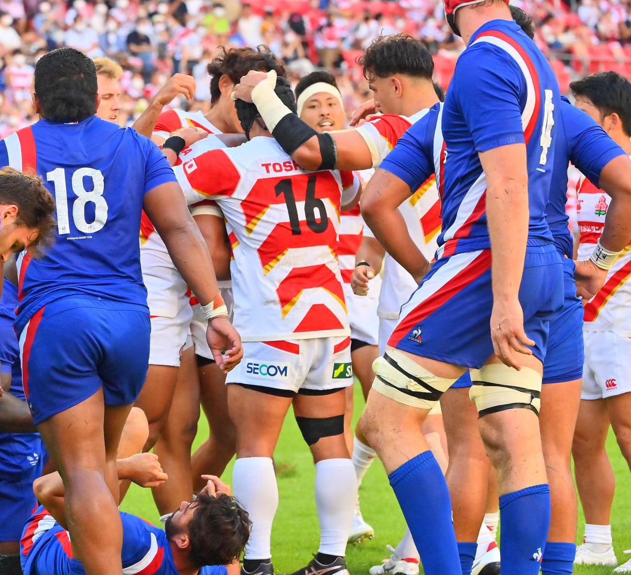 日本対フランス　後半、ラストプレーで右中間にトライを奪い抱き合う日本代表（撮影・和賀正仁）