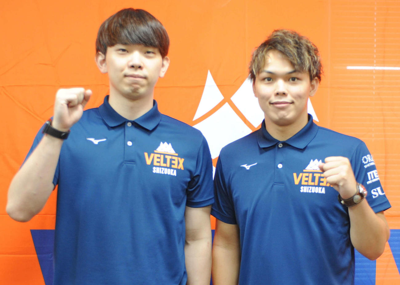 ベルテックス静岡新加入選手の新川（左）と山田は、ガッツポーズ　
