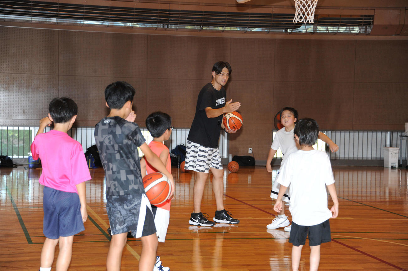 元B1新潟の佐藤公威氏主宰「Team230」小学生が初練習「礼儀など 元B1新潟の佐藤公威氏主宰「Team230」小学生が初練習「礼儀など
