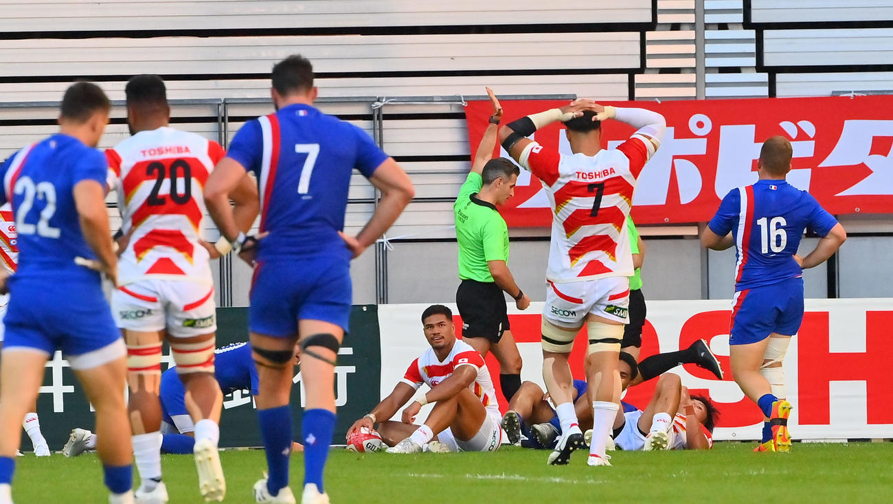 日本対フランス　後半、フランスに追加点を奪われ頭を抱える日本チーム（撮影・和賀正仁）