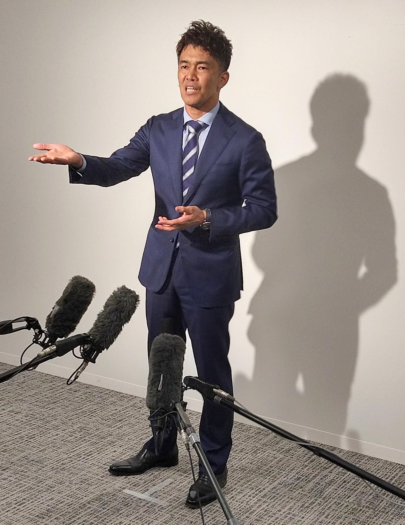 理事会で協議後、囲み取材に応じた日本フェンシング協会の武井壮会長（撮影・木下淳）