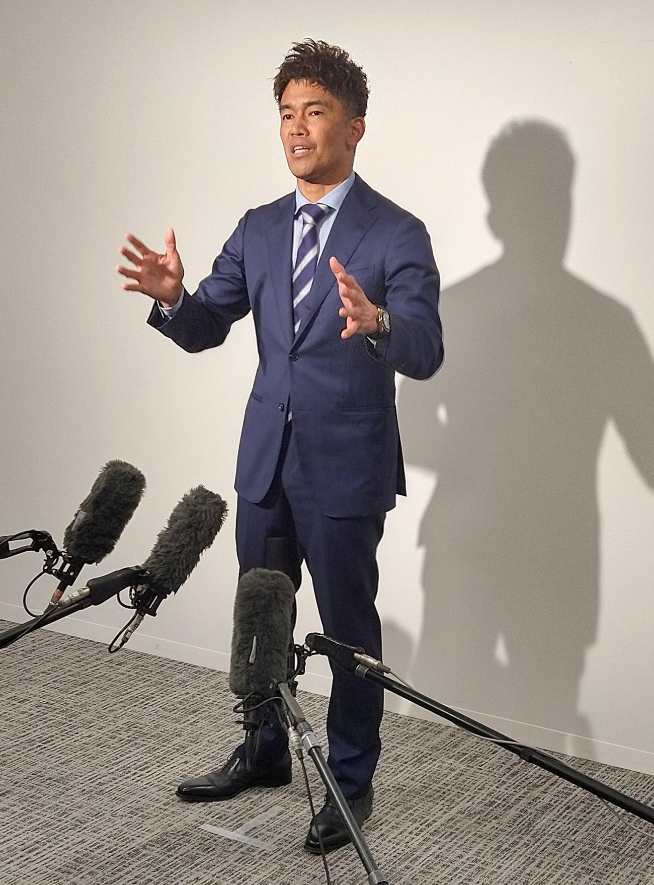 理事会で協議後、囲み取材に応じた日本フェンシング協会の武井壮会長（撮影・木下淳）