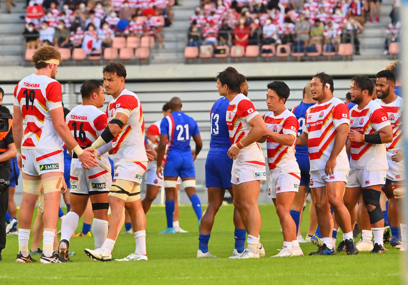 ノーサイドとなり健闘をたたえ合う両チーム（撮影・和賀正仁）