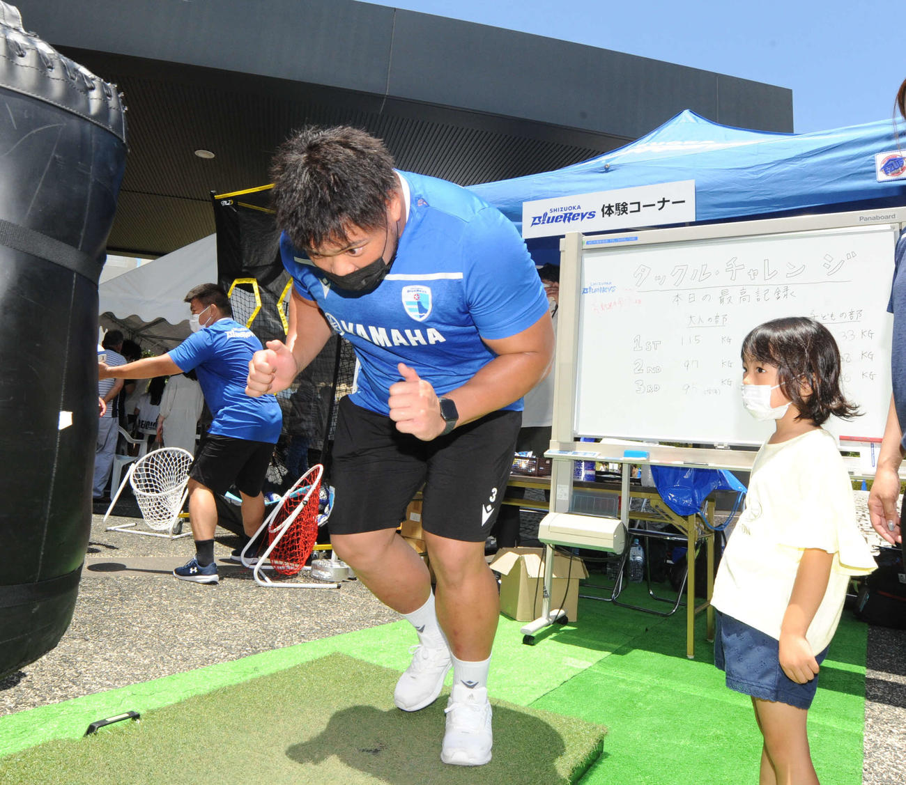子どもにタックルの手本を見せる静岡ブルーレヴズの郭