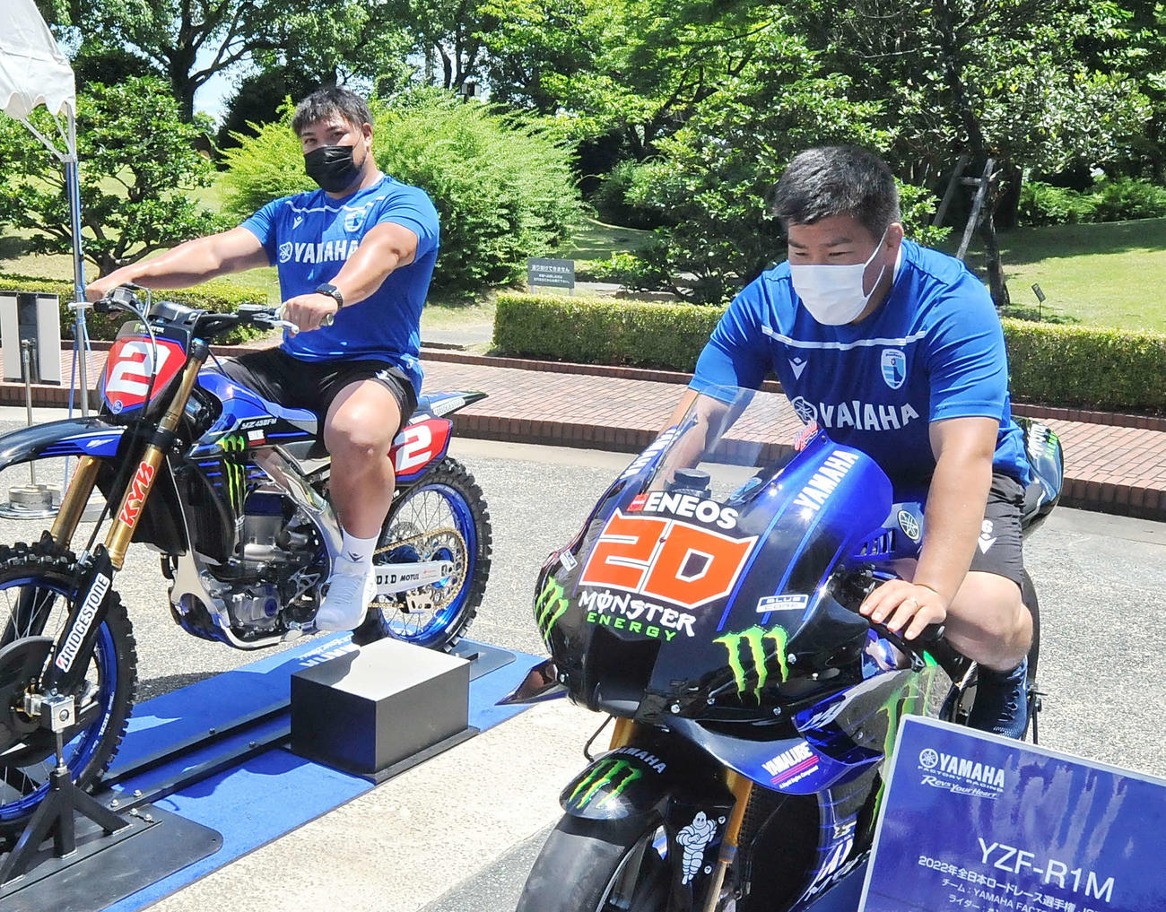 レース用バイクに乗る静岡ブルーレヴズの郭（左）と伊藤