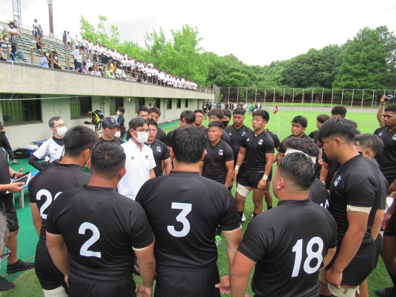 京産大と両校優勝となり、試合後に円陣を組む天理大の小松監督（撮影・益子浩一）