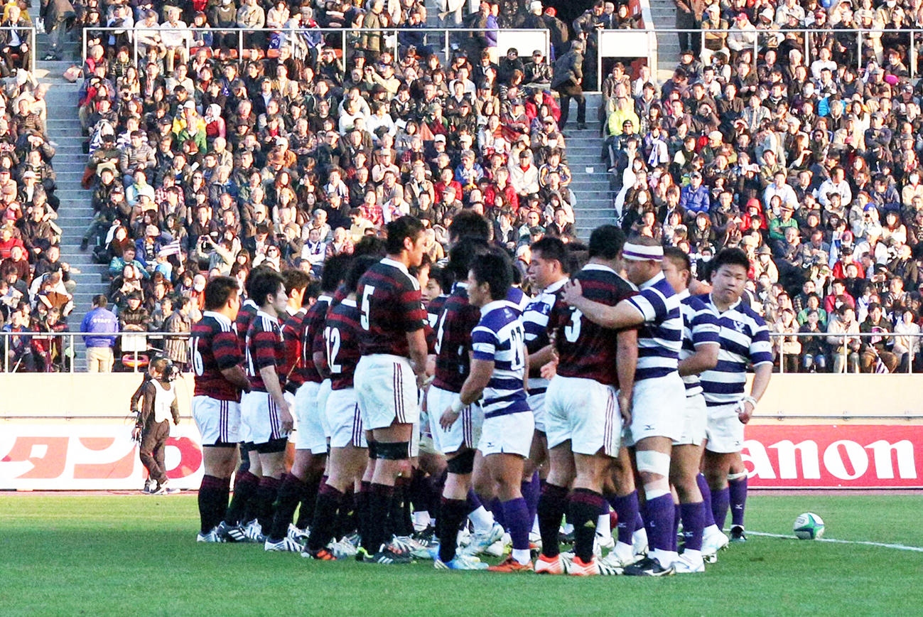 13年12月1日、国立競技場最後の早明戦を終えお互いの検討をたたえ合う両チームの選手たち