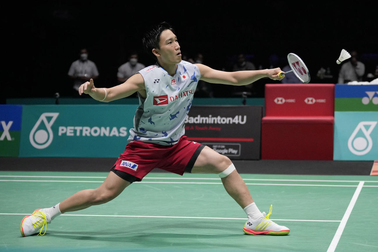 マレーシアオープン決勝でプレーする桃田（AP）