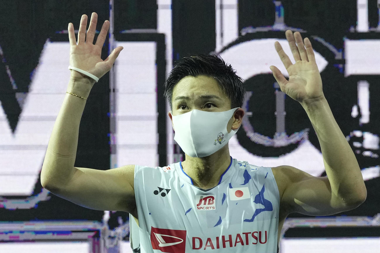 マレーシアオープンで準優勝となり手を振って観衆に応える桃田（AP）