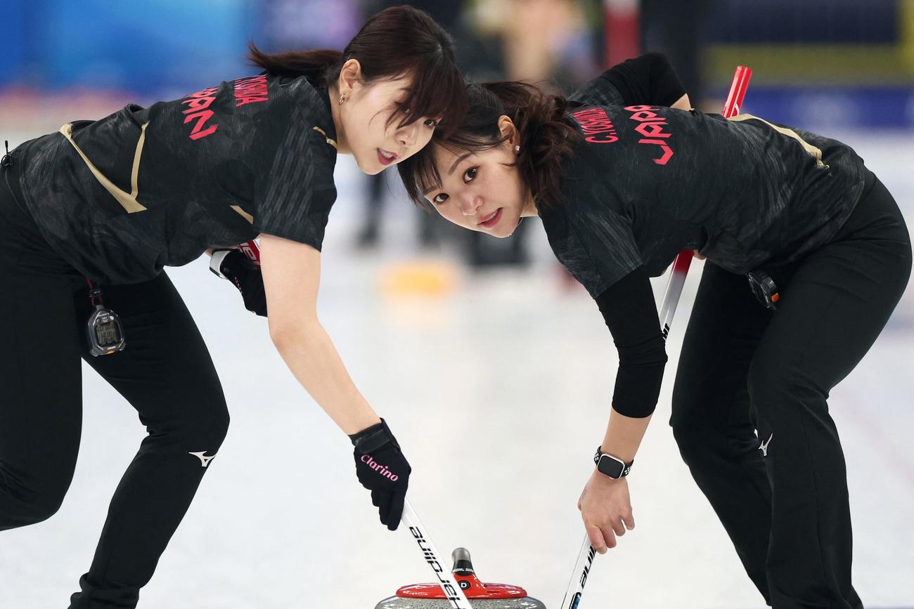 スイープする吉田知那美（右）と吉田夕梨花（ロイター）