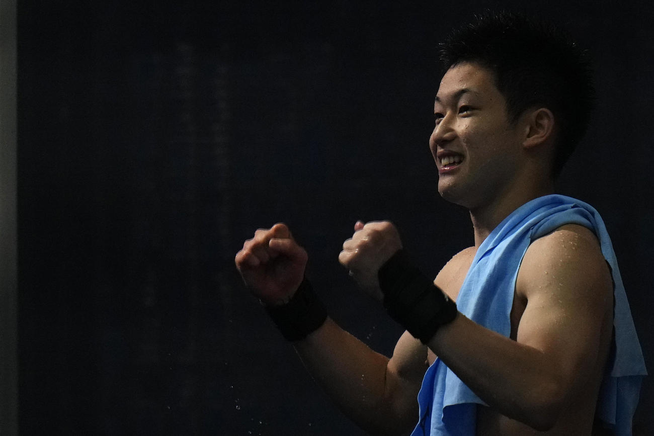 男子高飛び込みで銀メダルを獲得した玉井陸斗（AP)