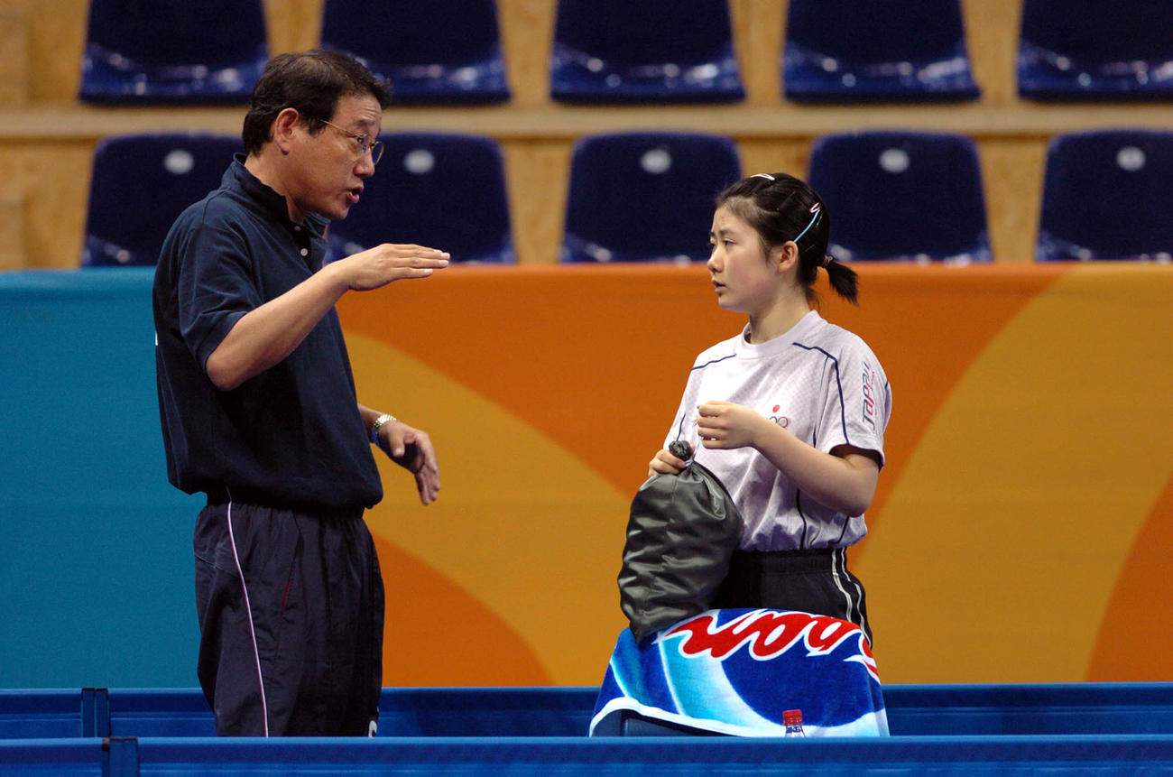西村卓二氏と話す福原愛（2004年8月）