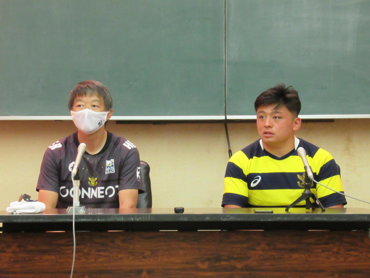 近大戦後に会見する立命大の中川魁主将（右）と鬼束竜太ヘッドコーチ
