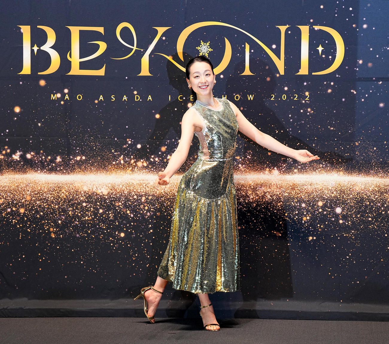 「BEYOND」の発表記者会見でポーズをとる浅田真央さん（撮影・菅敏）