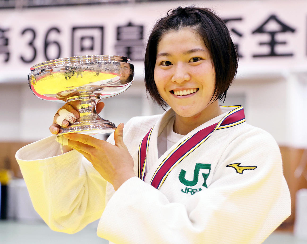 21年12月25日、皇后杯を手に笑顔を見せる田中志歩（21年12月25日、代表撮影）