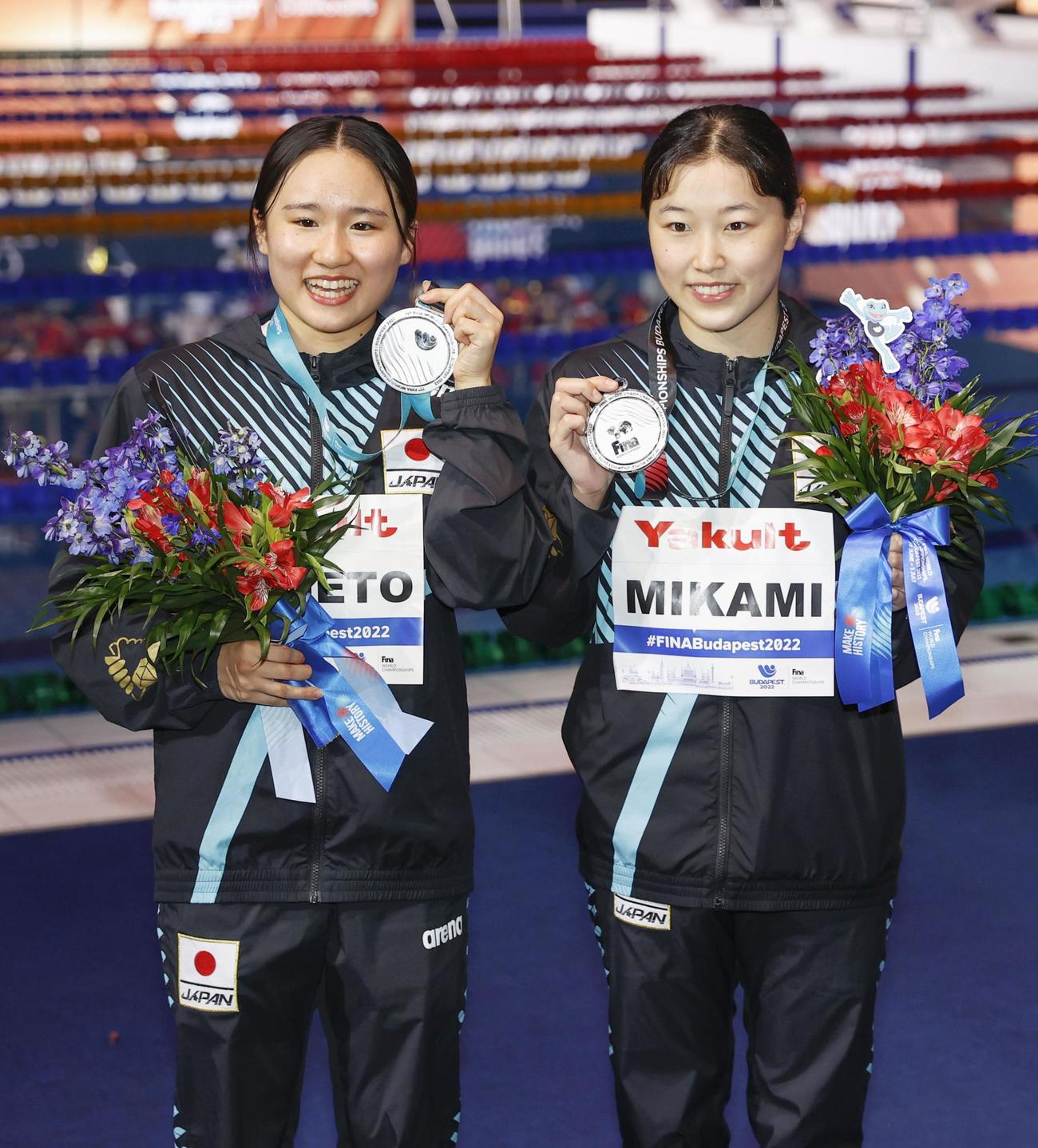 女子シンクロ板飛び込みで獲得した銀メダルを手にする金戸凜（左）、三上紗也可組（共同）