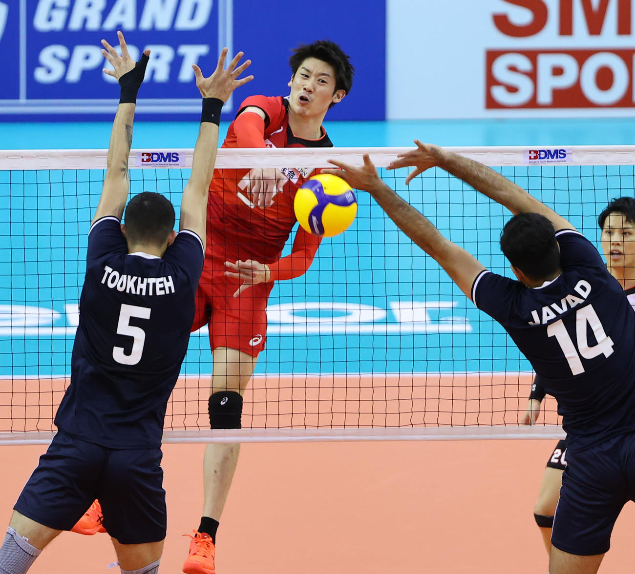日本対イラン　第1セット、スパイクを決める日本の石川（中央）（2021年9月19日撮影）