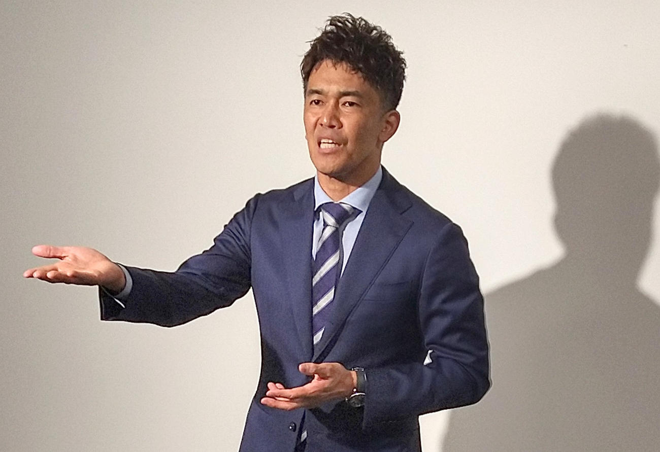 7月2日、囲み取材に応じた日本フェンシング協会の武井壮会長
