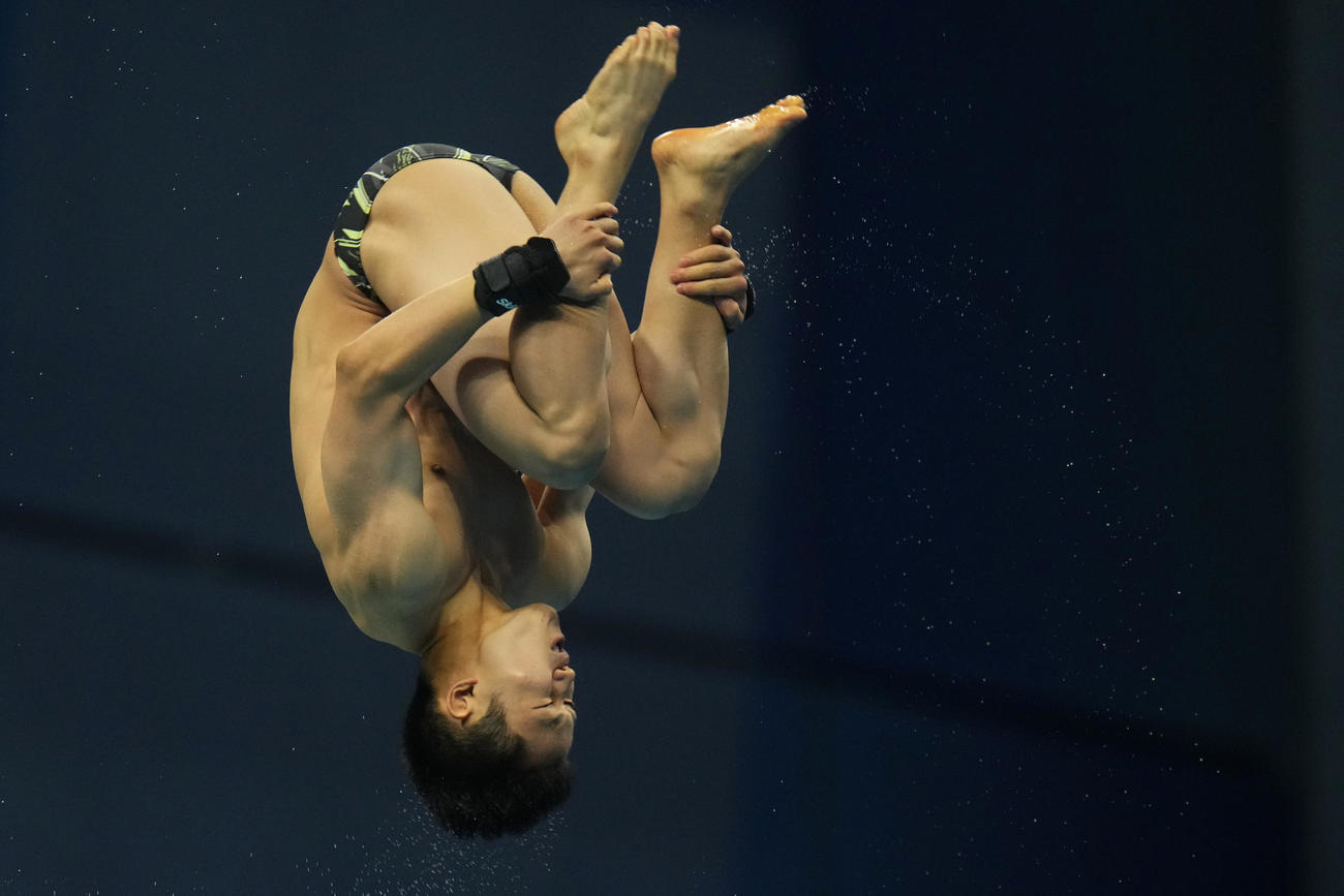 男子10メートル高飛び込みで銀メダルを獲得した玉井陸斗の演技（AP）