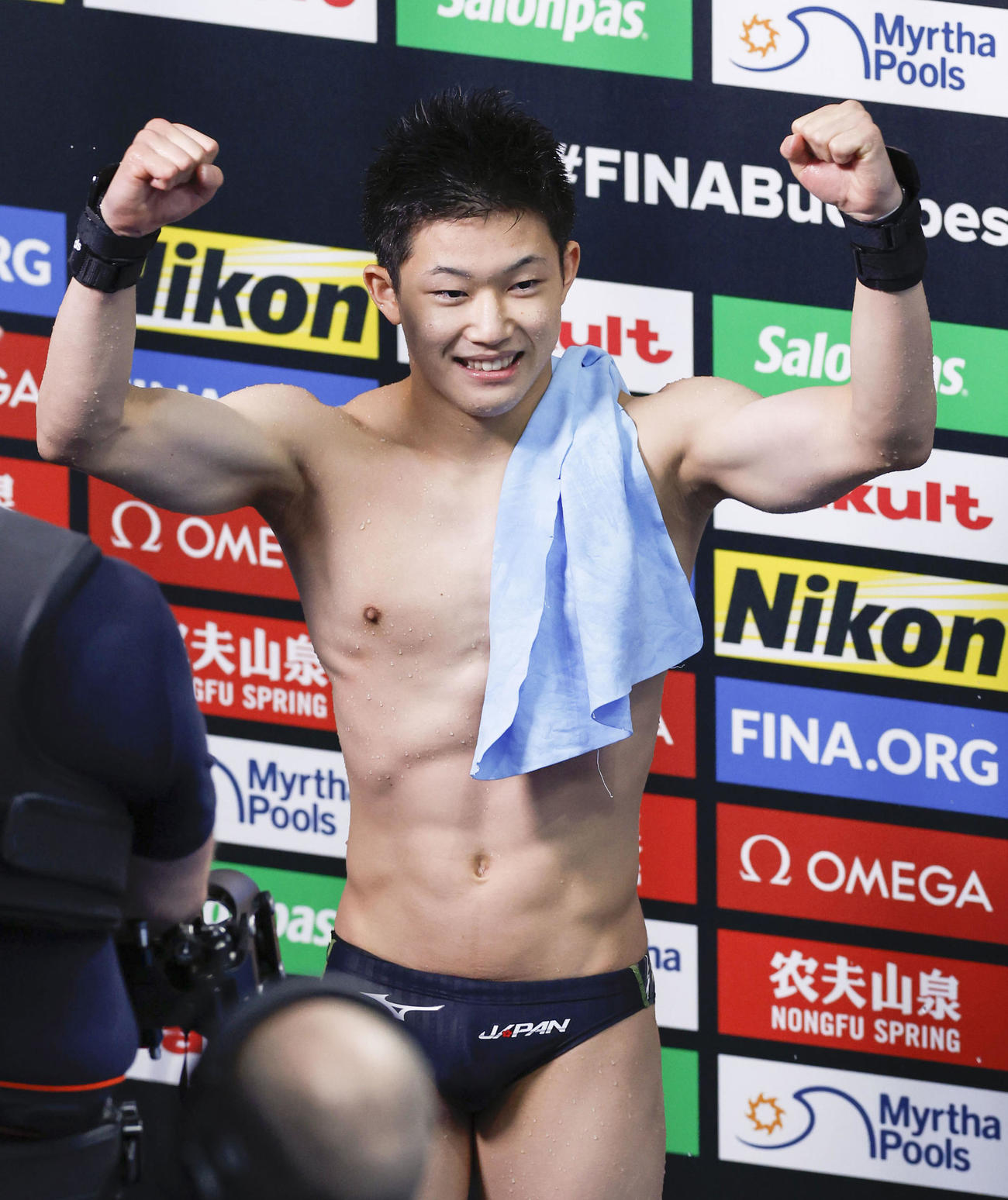 男子高飛び込み決勝の演技を終え、ガッツポーズする玉井陸斗。銀メダルを獲得した（共同）