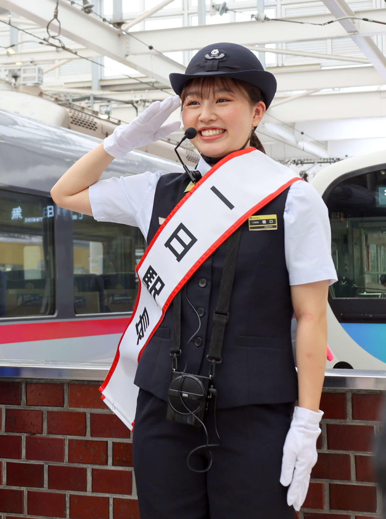西武新宿駅の一日駅長を委嘱され、敬礼ポーズを決めるフィギュアスケート女子の樋口新葉