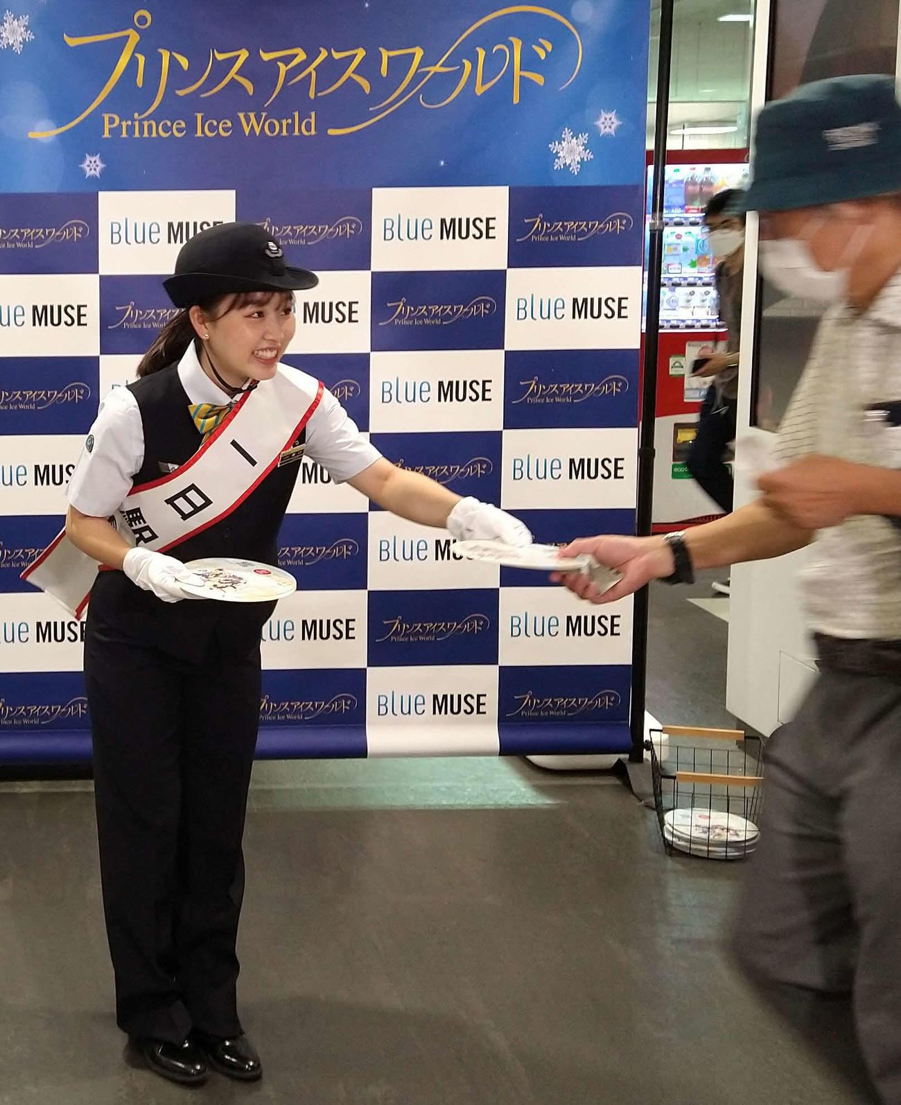 西武新宿駅の一日駅長を務め、出演するフィギュアスケートのアイスショー「プリンスアイスワールド」東京公演のPRうちわを配布する樋口