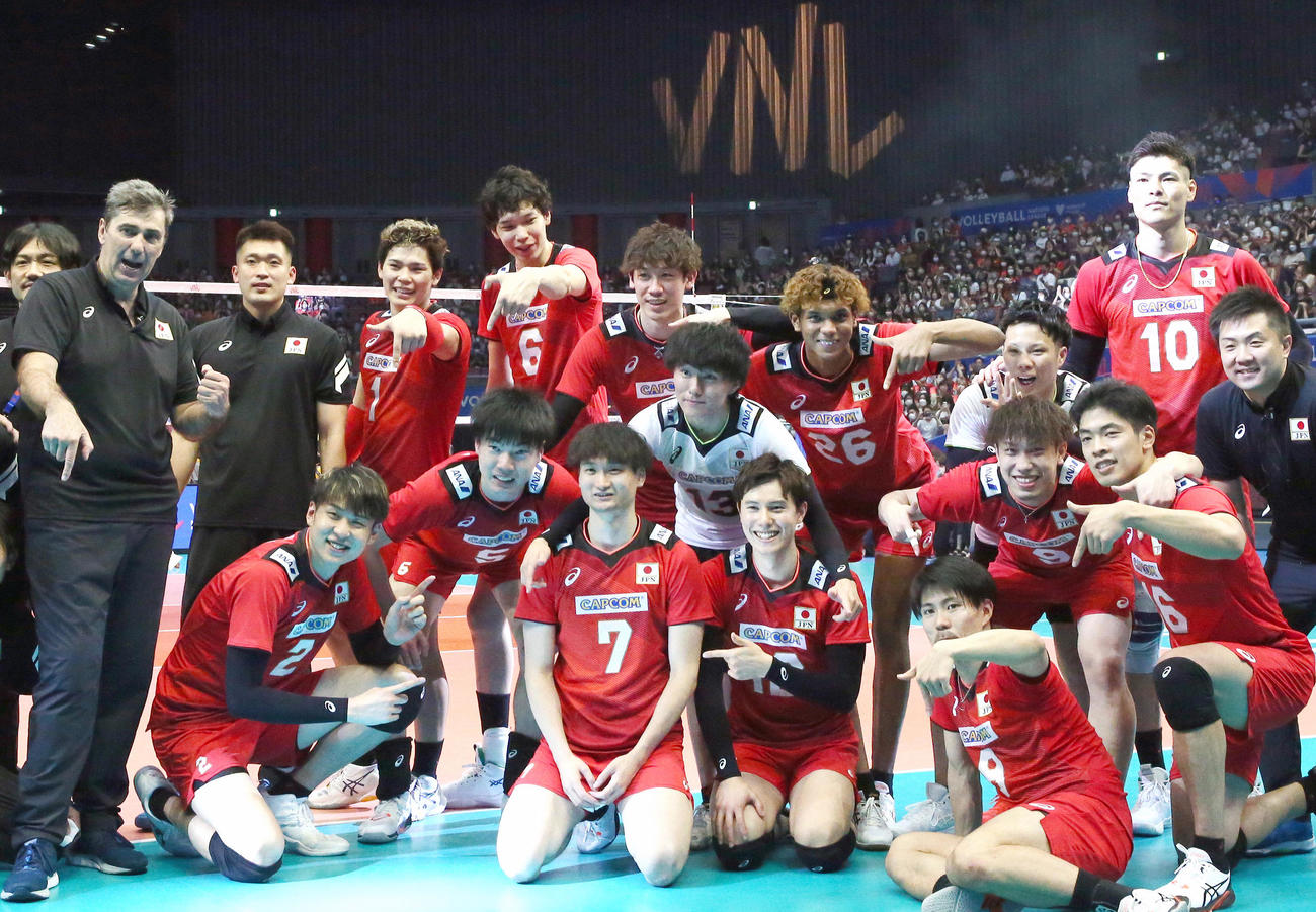 日本対オーストラリア　オーストラリアに勝利し記念写真に納まる日本の選手たち（撮影・上山淳一）