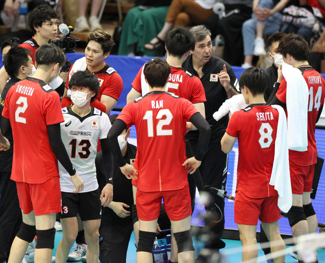 日本対オーストラリア　第2セット、オーストラリアのタイムアウトでブラン監督（右から3人目）は選手らに指示を出す（撮影・上山淳一）