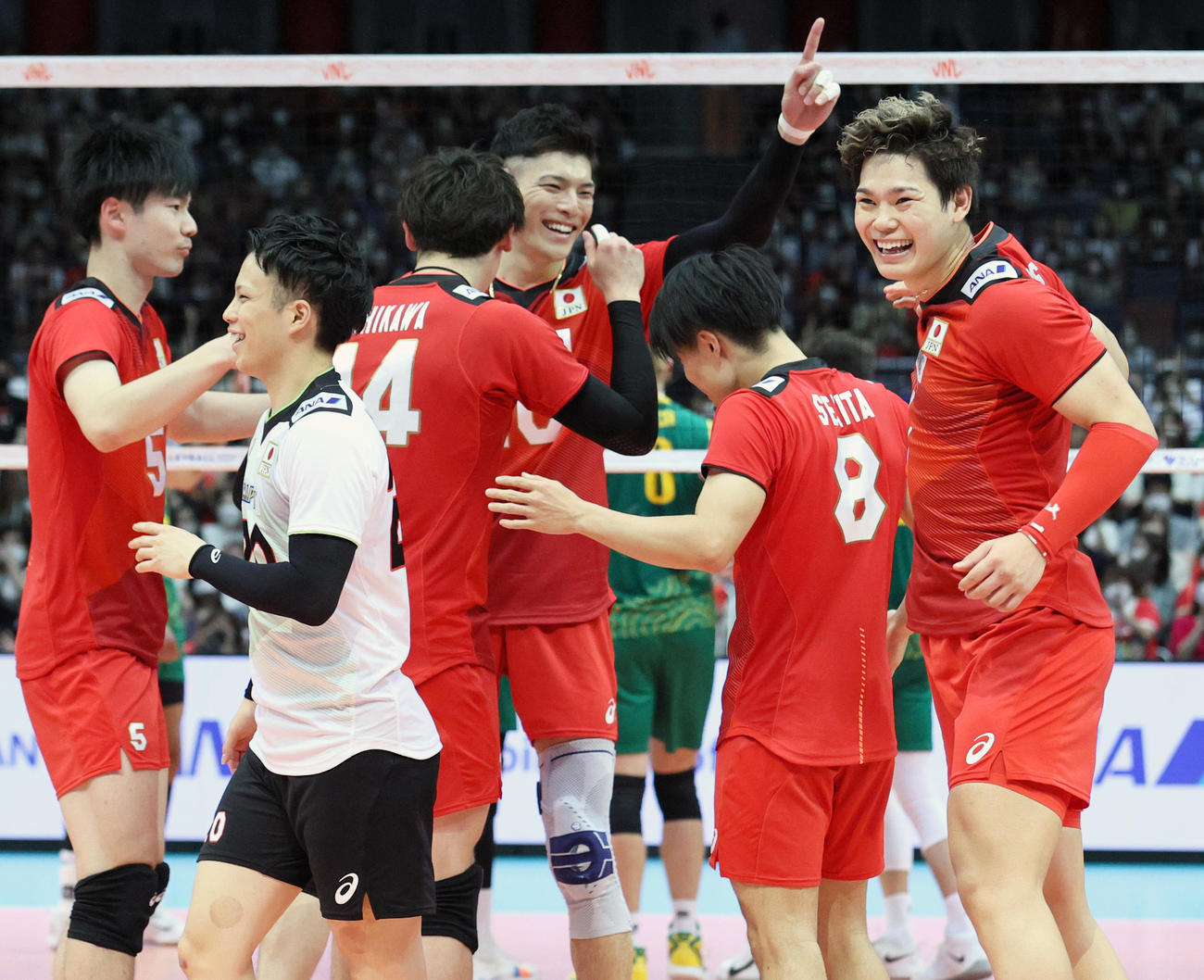 日本対オーストラリア　第3セット、得点が入り喜ぶ日本代表の選手たち（撮影・上山淳一）