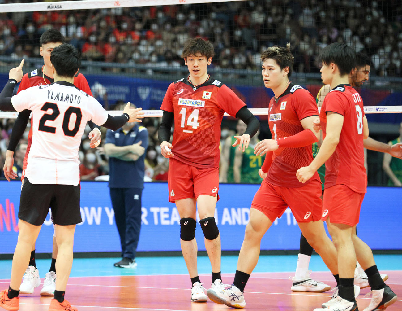 日本対オーストラリア　第3セット、アタックを決める石川（中央）（撮影・上山淳一）