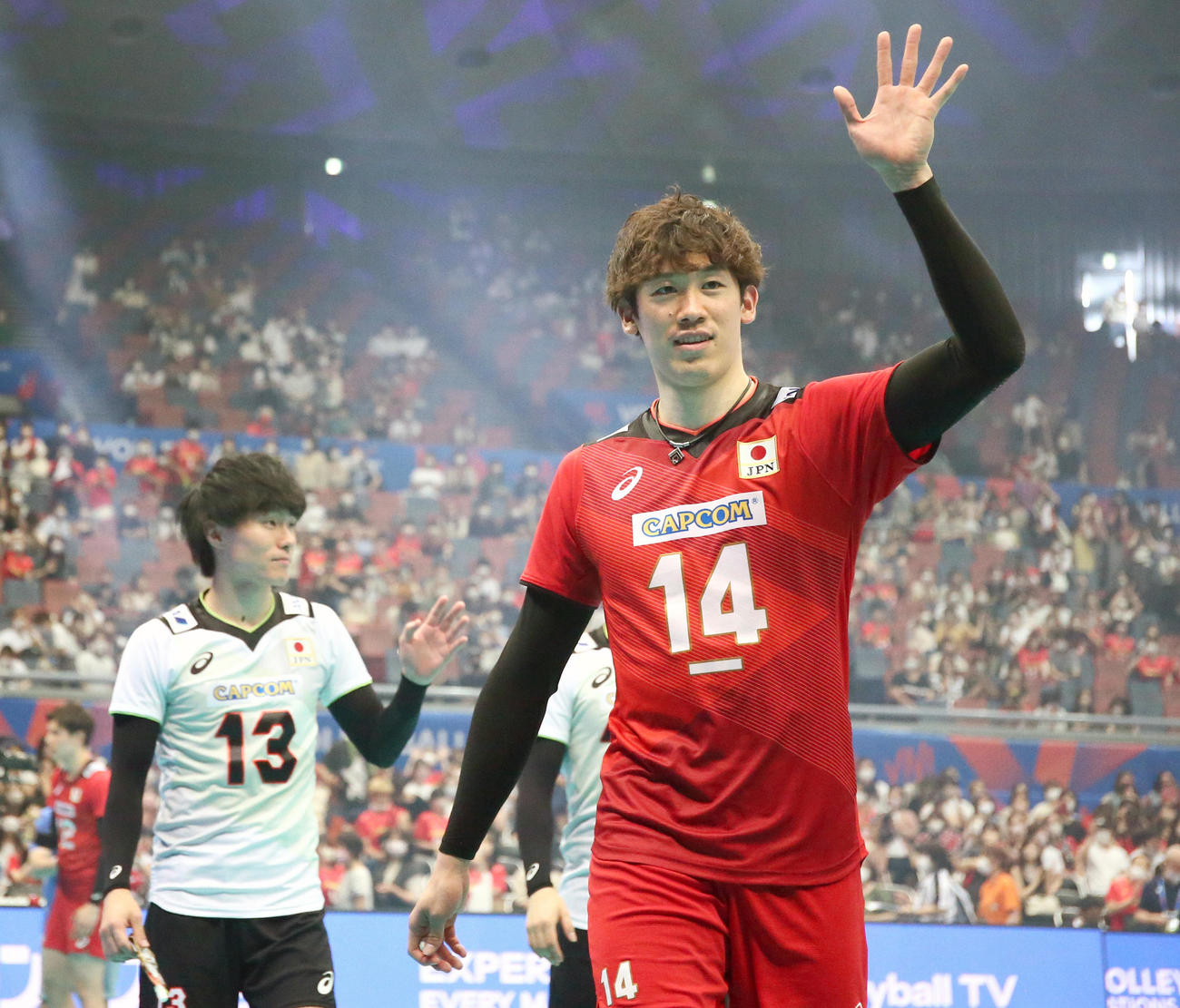 日本対オーストラリア　石川（手前）はオーストラリアに勝利し、観客席の声援に応える（撮影・上山淳一）