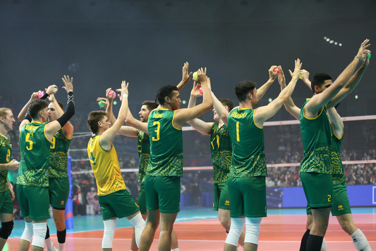 日本対オーストラリア　試合前、タッチを交わすオーストラリアの選手たち（撮影・上山淳一）