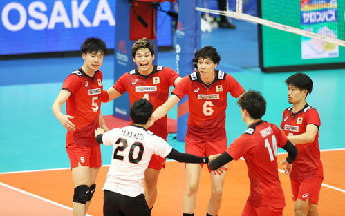 日本対オーストラリア　第2セット、得点が入り喜ぶ日本代表の選手たち（撮影・上山淳一）