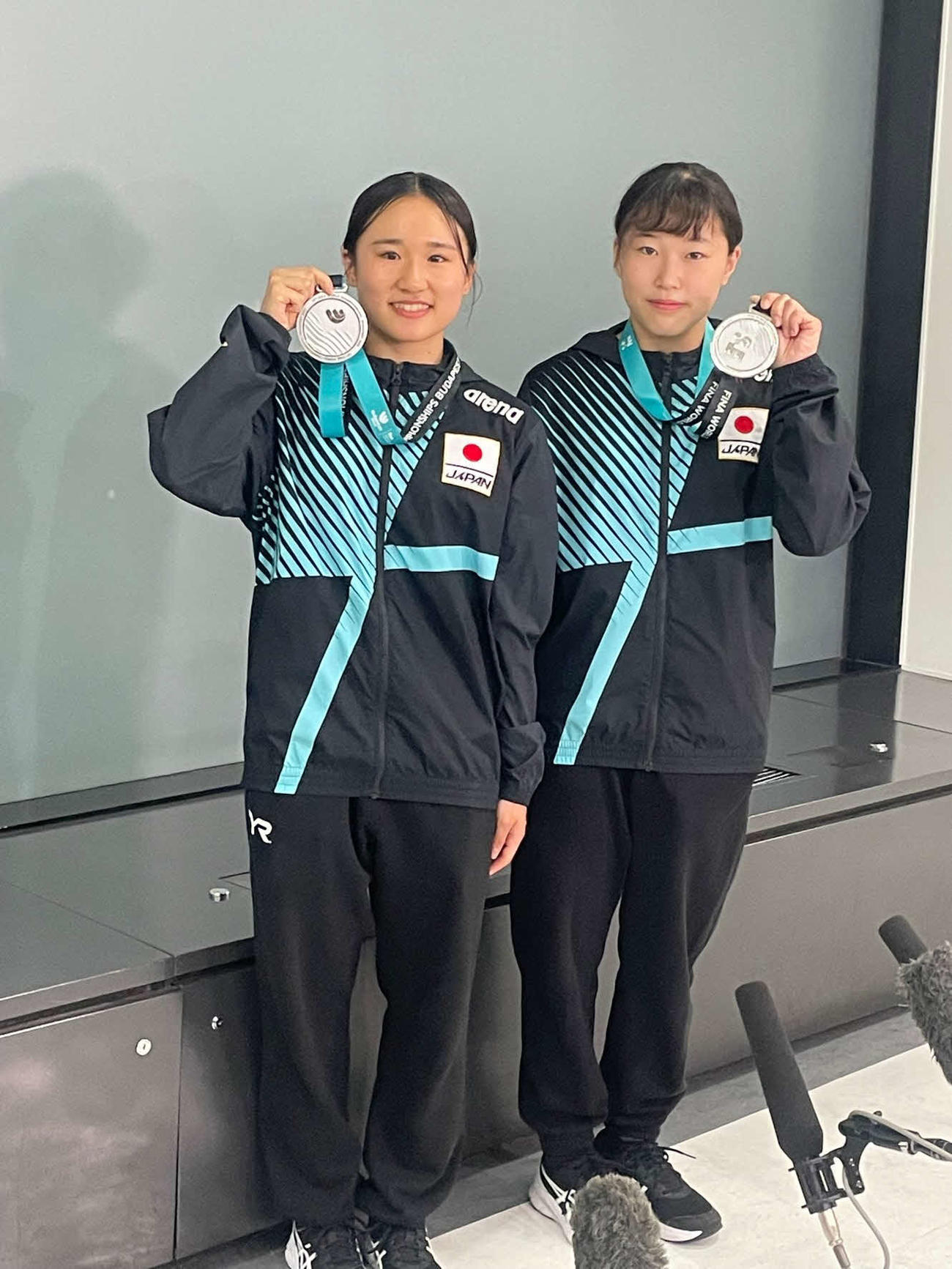 銀メダルを胸に帰国した女子シンクロ板飛び込みの金戸（写真左）と三上のペア