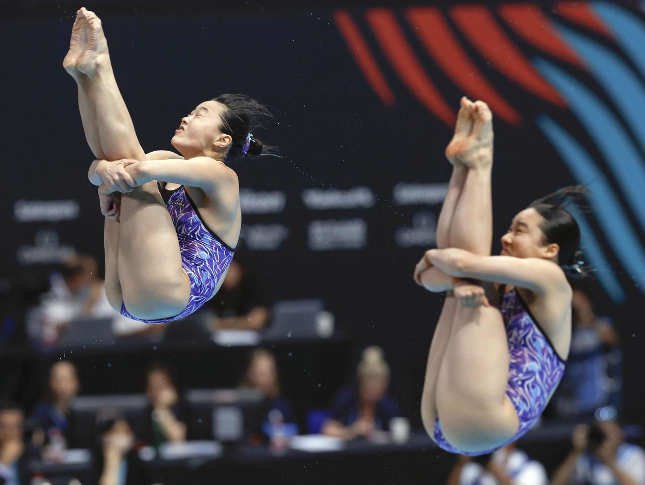 女子シンクロ板飛び込みで銀メダルを獲得した金戸凜（右）、三上紗也可組の演技