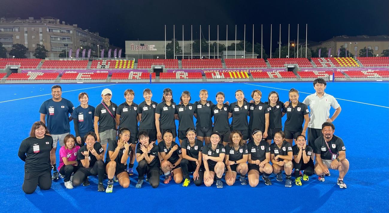 W杯前、大会会場で記念撮影したホッケー女子日本代表さくらジャパン