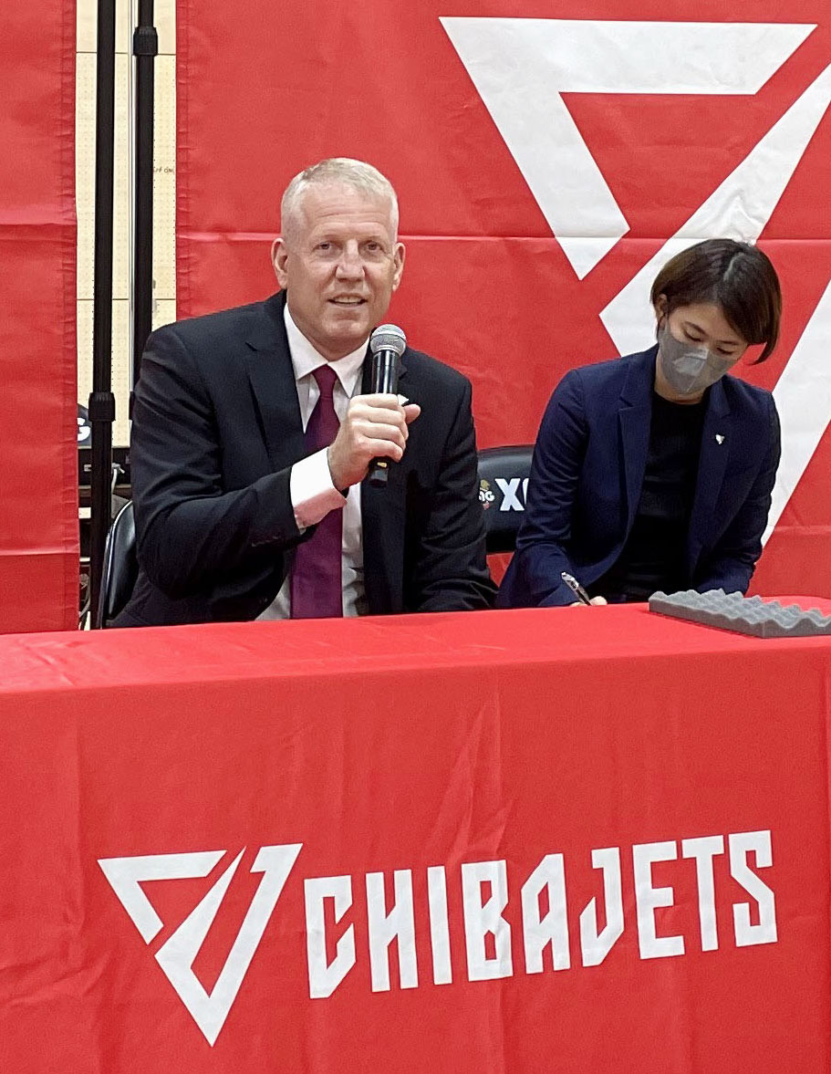 記者会見に臨むバスケットボール男子B1千葉Jのパトリック新監督（共同）