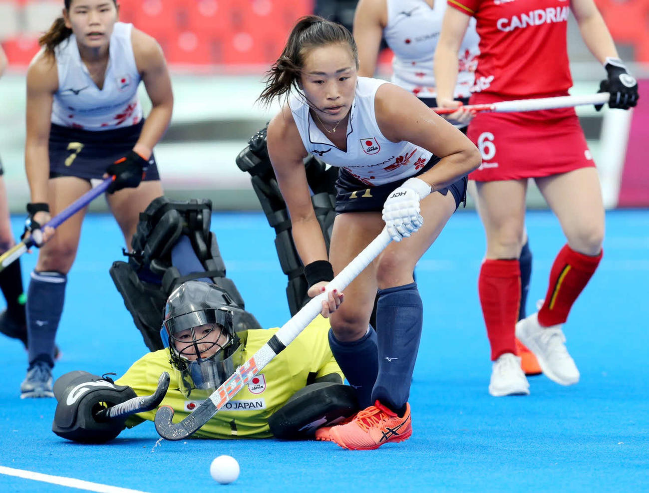 ホッケー女子W杯、ベルギー戦でプレーする及川栞（日本ホッケー協会提供）