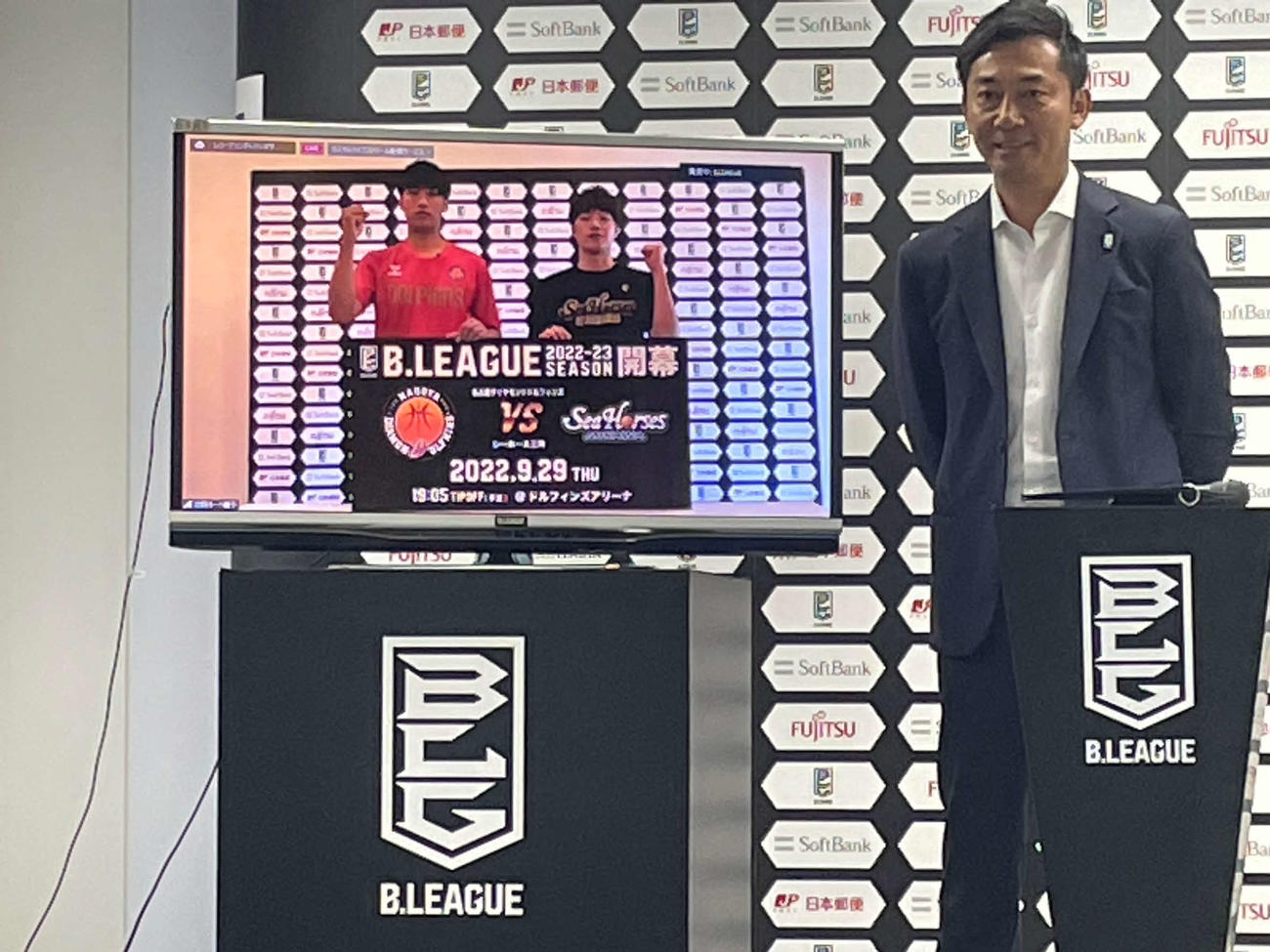 今季のBリーグ開幕カード発表会見に臨んだ島田慎二チェアマンと、オンラインで参加したB1名古屋の張本（モニタ左）とB1三河の西田