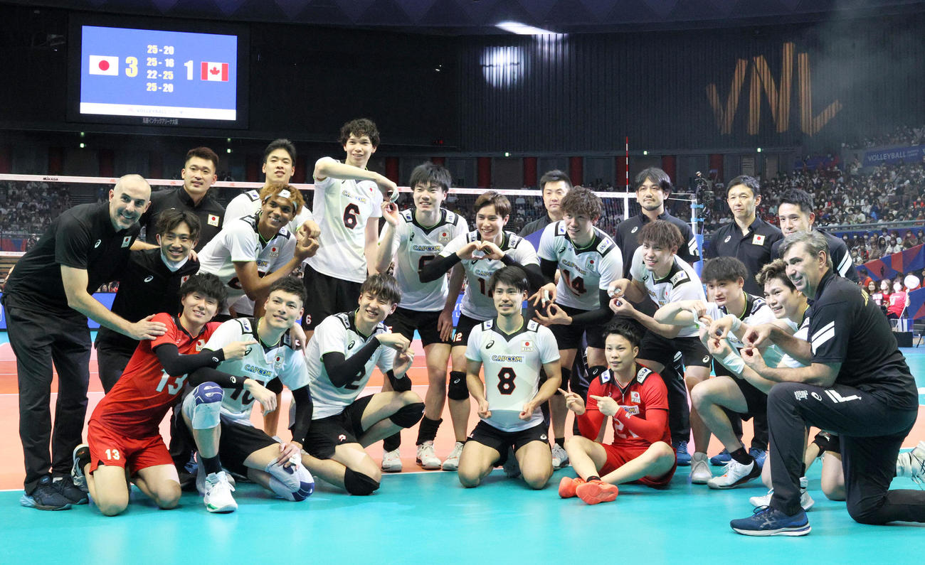 日本対カナダ　カナダに勝利し記念写真に納まる日本の選手たち（撮影・上山淳一）