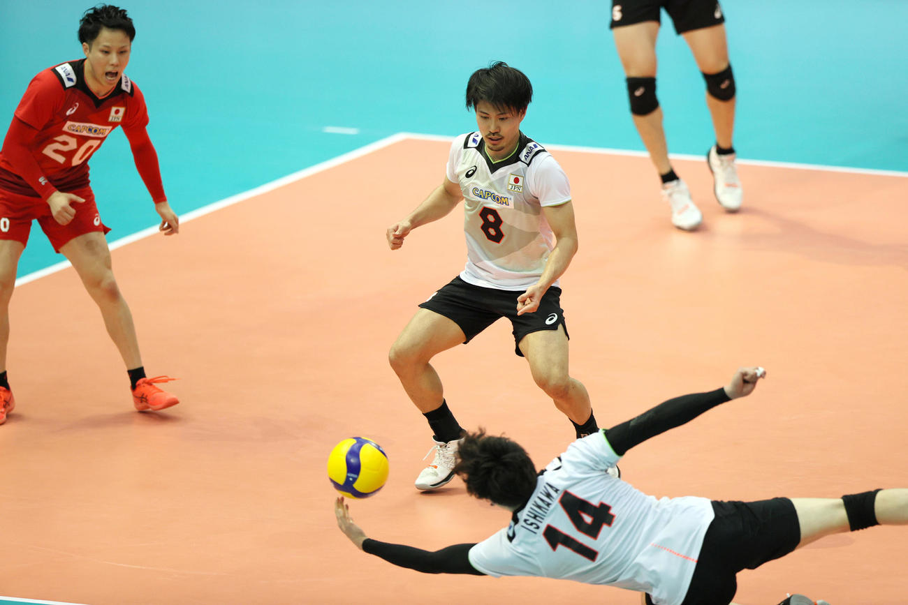 日本対カナダ　第1セット、レシーブする石川（撮影・上山淳一）
