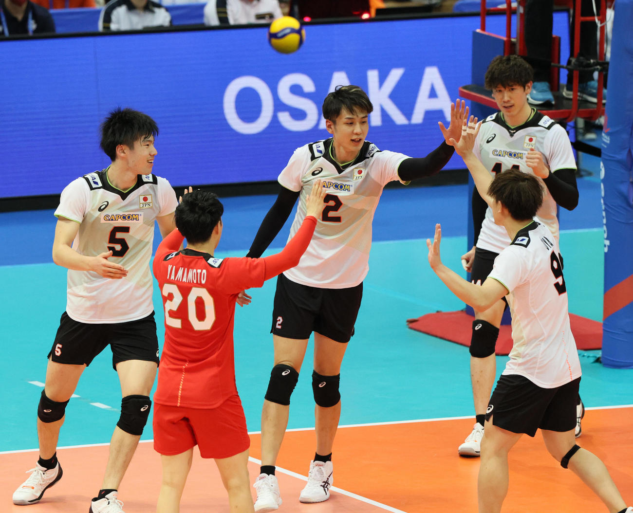 日本対カナダ　第1セットを先取し、ハイタッチする日本代表チーム（撮影・上山淳一）