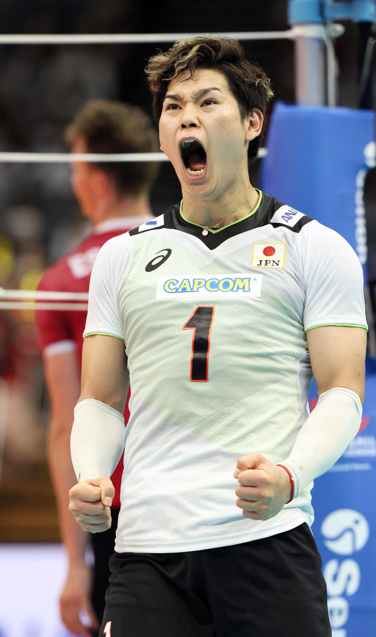 日本対カナダ　第2セット、スパイクを決め雄たけびを揚げ喜ぶ西田（撮影・上山淳一）