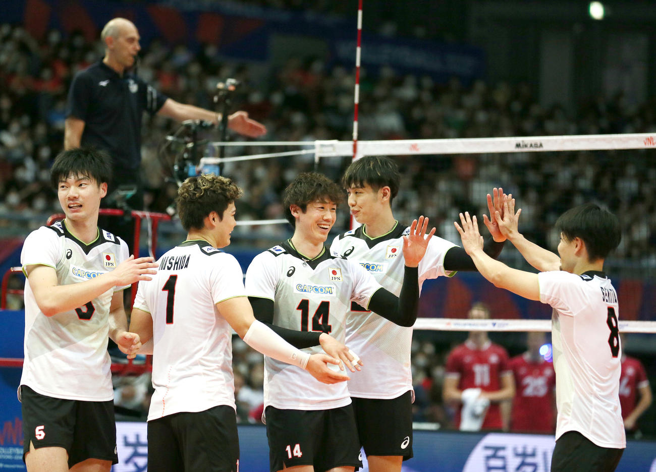 日本対カナダ　第2セット、石川（中央）スパイクを決め仲間と喜ぶ（撮影・上山淳一）