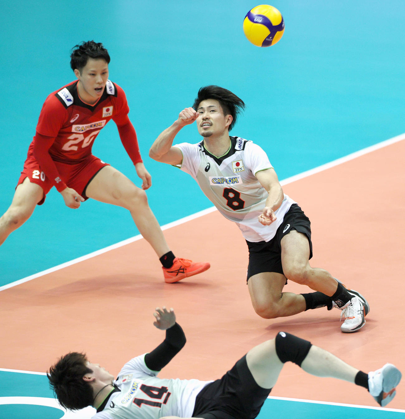 日本対カナダ　第1セット、相手スパイクをひろう関田（右）ら（撮影・上山淳一）