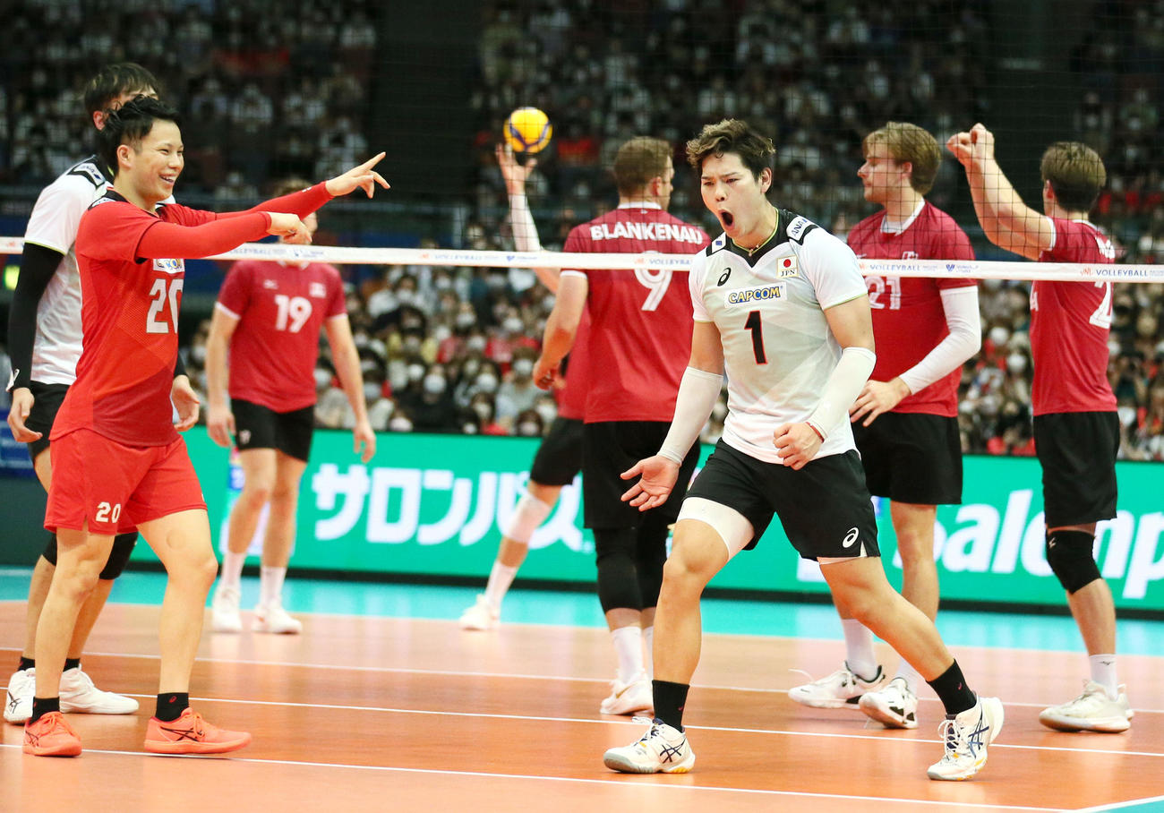 日本対カナダ　第2セット、西田（手前右）はスパイクを決め雄たけびを揚げ喜ぶ（撮影・上山淳一）