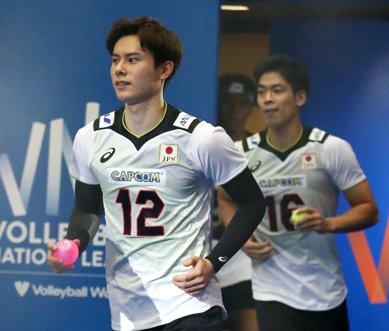 日本対カナダ　試合前、入場する高橋藍（手前）、宮浦（撮影・上山淳一）
