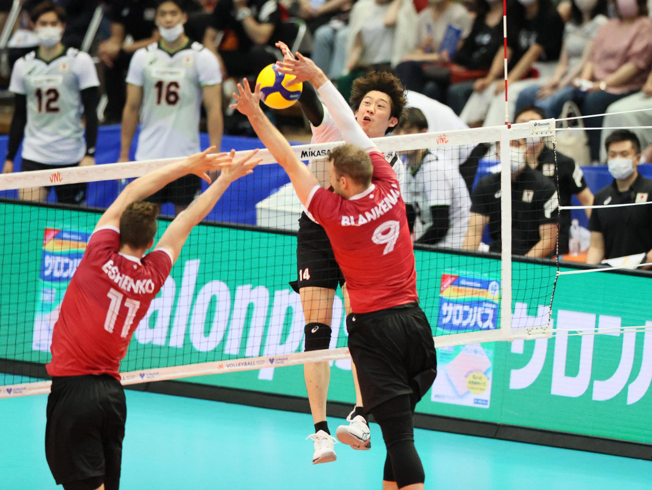日本対カナダ　第4セット、スパイクを決め喜ぶ石川（撮影・上山淳一）