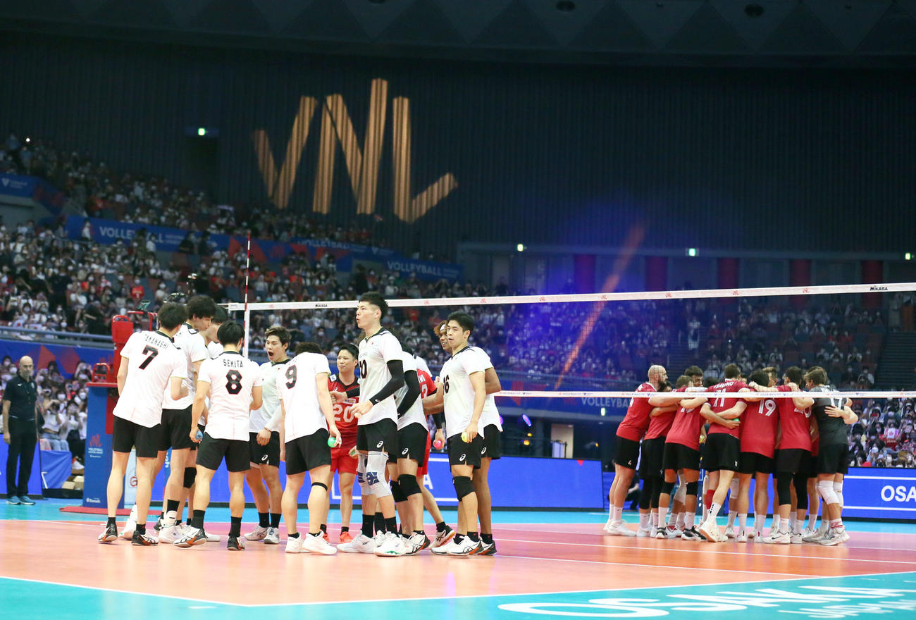 日本対カナダ　試合前、円陣を組む両チームの代表チーム（撮影・上山淳一）